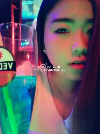 看电影时哭得稀里哗啦 身旁的人递过来一张纸 告诉我这是别人的故事 我恍然大悟 他不在了 我的故事早就结束了