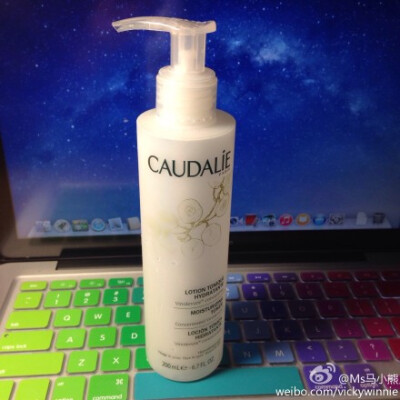 【种草。安利】Caudalie大葡萄爽肤水，这个水水经历了改版、绝版到再版的各种心路历程，真是太不容易了！这个爽肤水味道是很清新的葡萄味，有二次清洁的功效，挺温和，带点保湿，还是不错的，用起来很舒服。