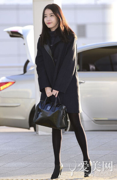 IU——Allblack Look~~黑色翻领大衣+黑色打底裙+黑色打底袜+黑色手提袋+黑色高跟鞋。