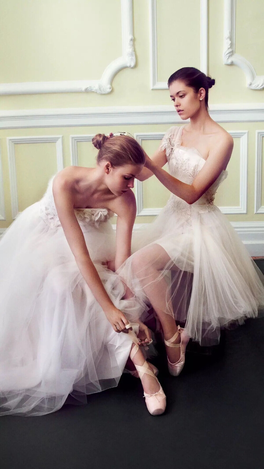 原来他为了我顶着全世界的压力，我刚刚哭了，哭的很伤心，他也哭了，我不知道他为什么哭，我们挺折腾的，不知道最后会怎样，我们拉钩了以后什么都不能瞒着对方，就算全世界都说我不好，他还是和我在一起，这样的男人，我遇到了