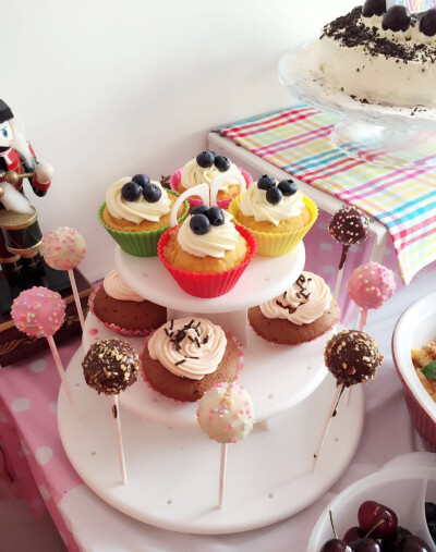 cupcake with butter cream、cake pops～