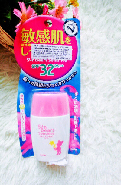 #安利好货# 近江兄弟粉色小熊敏感肌肤温和防晒霜SPF32，30ml容量小，所以也便宜好像是35元左右，很适合学生族哦，方便携带型。质地比较水，没及时涂会滑开，微香无着色，温和配方即使敏感肌肤也可使用。这款有蓝色包…