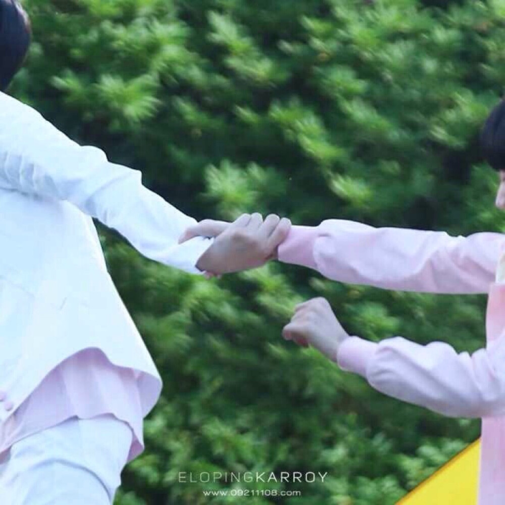 王俊凯# #tfboys# #王源# 凯源 这种牵手方式简直浪漫又偏执