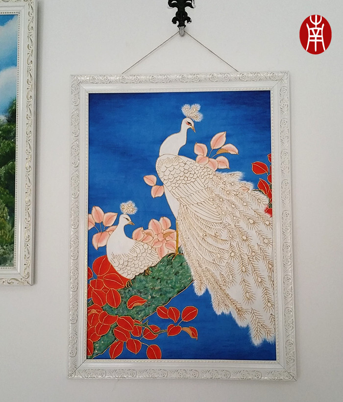 是将一幅古典工笔画改良过来的，画成了工艺沥粉画。