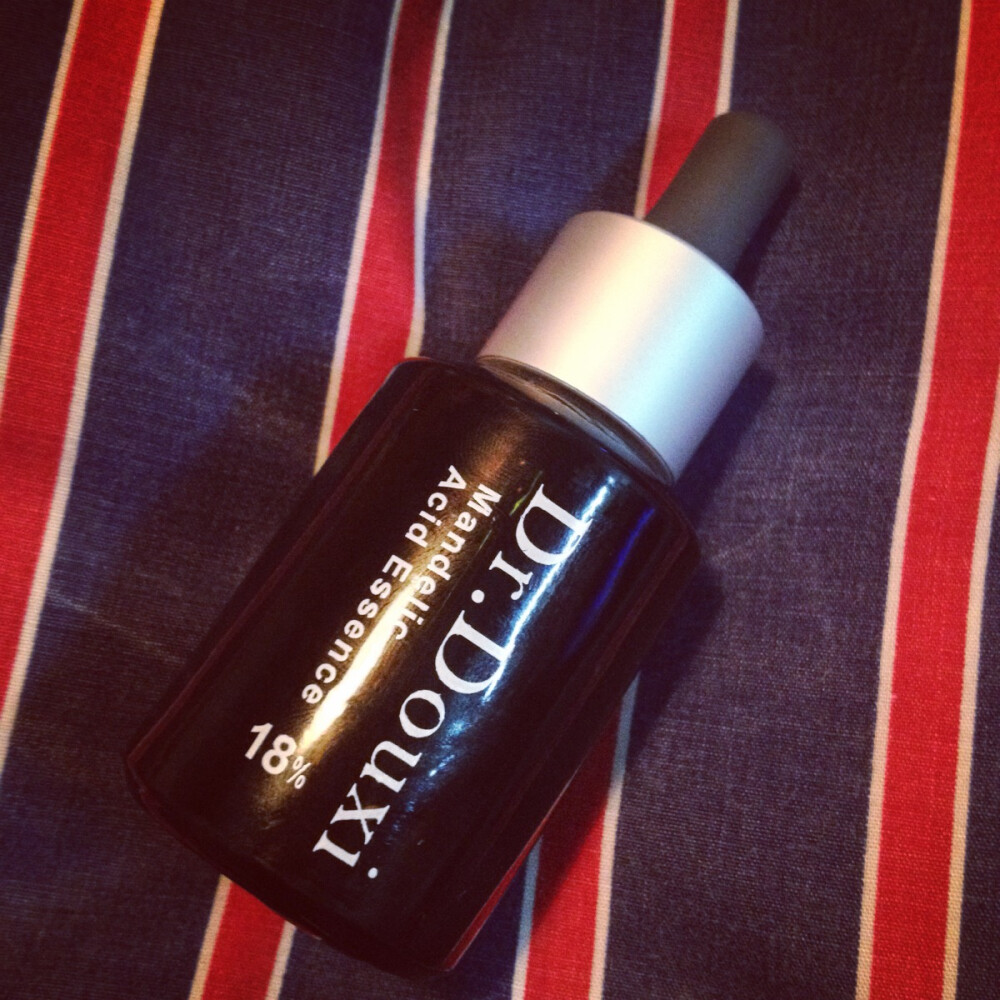 最近我开始发些痘痘了 什么粉刺啊 红色的痘痘 有些发不出来的痘痘一直在脸上 因为以前不发痘痘的 所以也不知道什么祛痘的好用 这是发小推荐的杏仁酸 有浓度6% 10% 15% 18% 我买18的 晚上脸上先补水 然后在痘痘的地方抹点杏仁酸 因为有埃及魔法膏 也在痘痘的地方抹点 最后整脸涂点补水的面霜 现在 我才用了两天杏仁酸 红色的痘痘已经消掉了 粉刺的痘痘 已经很小了 真的好用哦 (●ↀωↀ●)✧