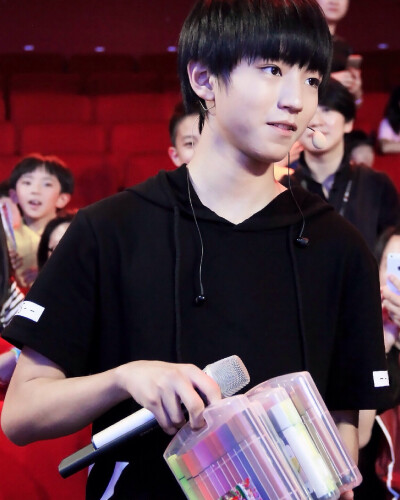 #王俊凯# #TFBOYS# 小哥哥这么好，各位动动手指去QQ空间送一下星星呗，进入空间，社区，粉丝吧，找到王俊凯，点击送星星就好啦≥﹏≤，一个帐号十颗哦，鉴于腾讯现在是赞助商，所以这个还是挺重要的哈，现在小哥哥…
