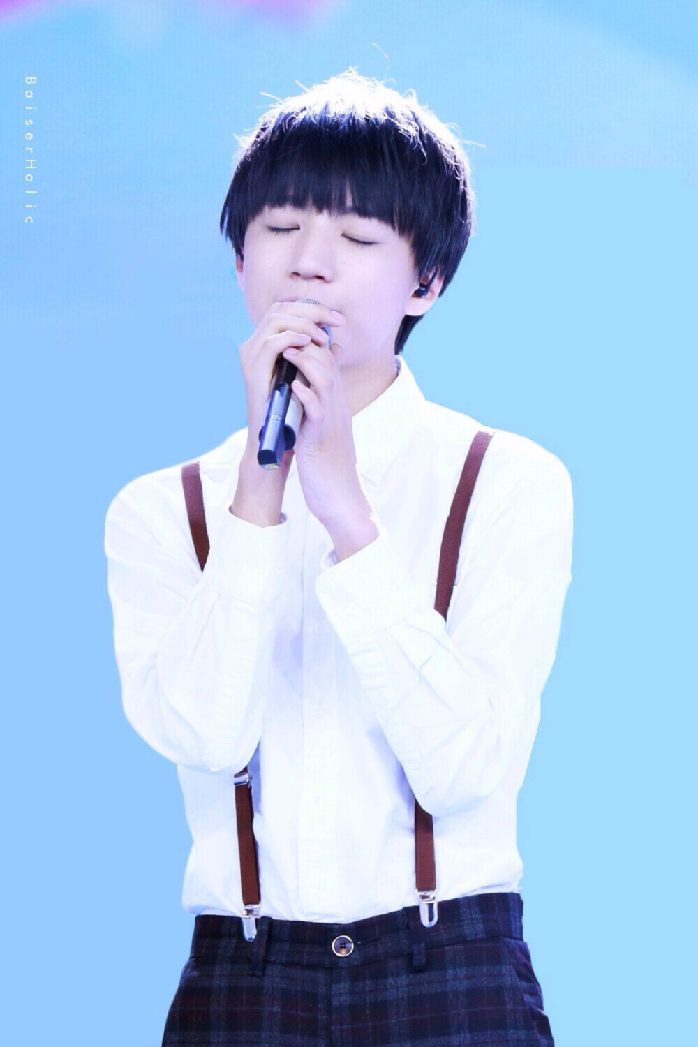 #王俊凯# #TFBOYS# 小哥哥这么好，各位动动手指去QQ空间送一下星星呗，进入空间，社区，粉丝吧，找到王俊凯，点击送星星就好啦≥﹏≤，一个帐号十颗哦，鉴于腾讯现在是赞助商，所以这个还是挺重要的哈，现在小哥哥最后一名啦……
