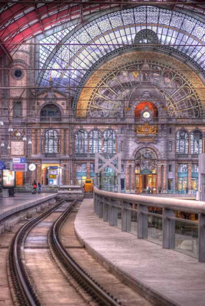 这是位于比利时文化名城安特卫普的中央车站，从火车站外面步入站内，一路上满满的艺术气息。