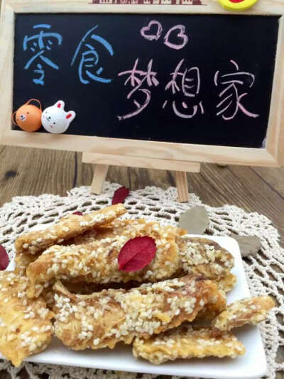 【吃货篇】 ..东海酥烤鱼排..酥酥的脆脆的，口感实在太棒！撒上芝麻再涂上蜂蜜烘烤，尝上一口就不由自主爱上它，这味道，真说不出来，你是吃货你有福