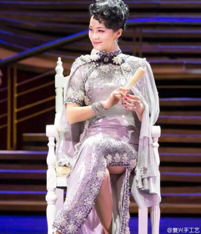 服装造型｜张叔平为话剧《永远的尹雪艳》做的珠绣旗袍。
