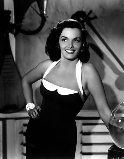  简-拉塞尔Jane Russell(1921-2011)拉塞尔当时屈居梦露之下成为二号“女神”，也有为时尚圈贡献流行元素，譬如挂脖露背裙，就像她在1951年的电影《热情如火》(His Kind of Woman，非梦露1959年那部)中所穿的那条一…