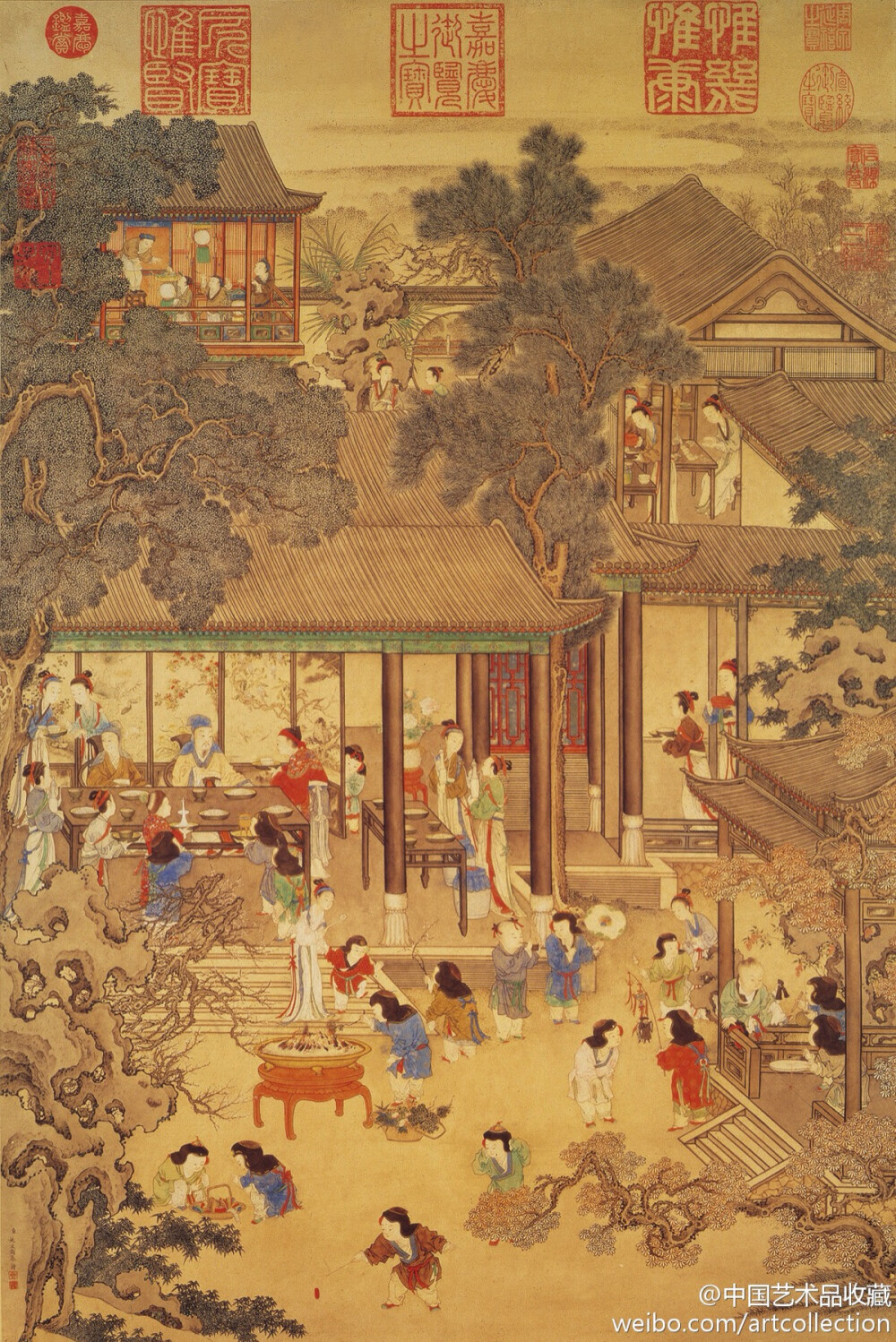 【 清 姚文瀚 《岁朝欢庆图》】轴，纸本设色，82.4×55cm，台北故宫博物院藏。绘新春阖家团圆的欢乐场面，将新春节庆欢乐的气氛，描写得淋漓尽致。长辈们坐在前厅聊着天，观看满堂儿孙嬉戏，满心欢喜，女人们则忙着准备丰盛的年夜饭，小孩们则在庭前玩着各种游戏。整幅烘托出满堂富贵吉祥的年味。