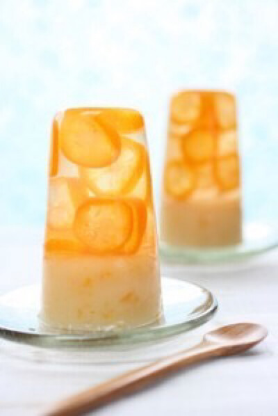 【水晶金桔冻】1.琼脂用清水浸泡备用。2.金桔洗净用盐水泡一下，留几个切片，其余榨汁。泡好的琼脂从水里捞出来，淋干水分。3.把淋干水分的琼脂和金桔汁一起放入锅里，小火煮至琼脂融化。要边煮边搅拌，防止粘锅底。…