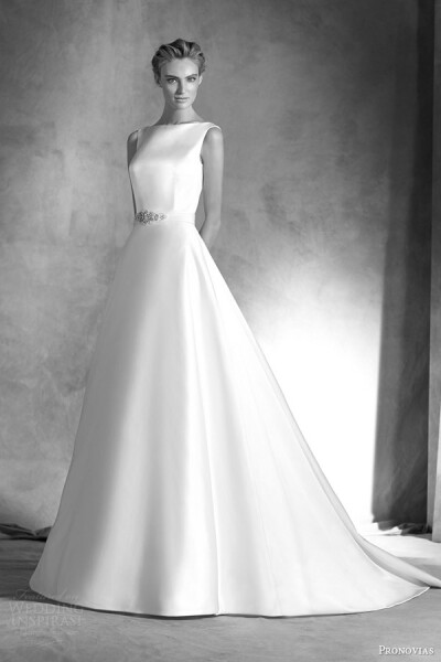 西班牙国宝级婚纱品牌Pronovias 发布旗下 Atelier Pronovias 2016春夏高定婚纱系列，本季婚纱设计新颖、美观大方，手工打造的婚纱更显奢华高贵。