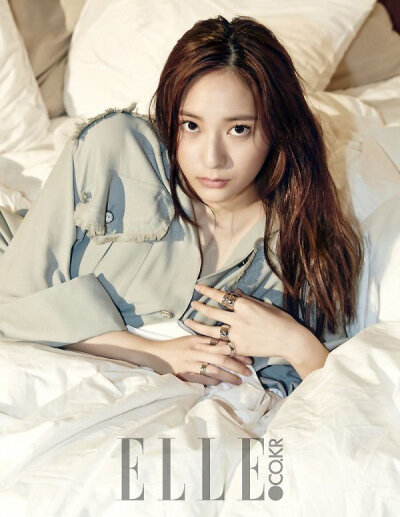 f(x)Krystal双重魅力爆发，“清纯VS性感的标本！” f(x)Krystal登峰造极的清纯美吸引众人视线。 时尚杂志《ELLE》6月刊号公开了Krystal的画报。Krystal的冷酷魅力依然，高傲的表情直视相机，尽显冷市女范儿。 仿佛被…