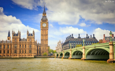 ▶英国伦敦著名古钟或称大本钟(Big Ben)，即威斯敏斯特宫报时钟（坐标：51°30′02.2″N, 00°07′28.6″W）英国国会会议厅附属的钟楼，建于1859年。安装在西敏寺桥北议会大厦东侧高95米的钟楼上，钟楼四面的圆形钟盘…
