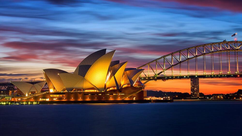 ▶悉尼歌剧院(Sydney Opera House)建成于1973年，是20世纪最具特色的建筑之一，也是世界著名的表演艺术中心，还是悉尼市的三大地标建筑之一(悉尼歌剧院、海港大桥和悉尼塔并称为悉尼市三大地标建筑)。如今歌剧院依然那么大气端庄，让人不得不赞叹建造者的前卫。2007年悉尼歌剧院被联合国教科文组织评为世界文化遗产。