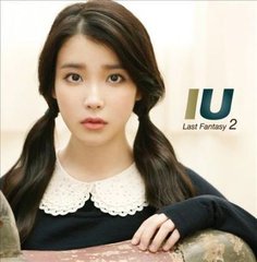 李知恩（IU），韩国女歌手，演员，主持人。其在韩国被誉为“国民妹妹”，曾两次荣获MAMA最佳女歌手奖。