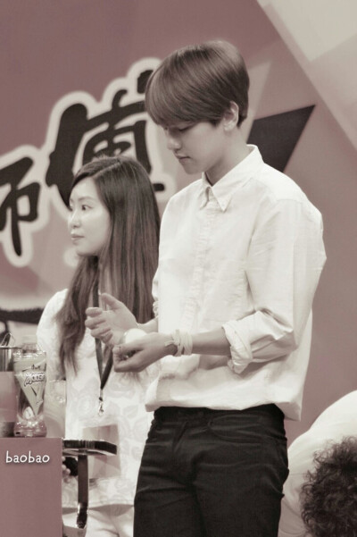 150601康师傅冰红茶见面会 #边伯贤##BAEKHYUN# 让边少教大家如何自制柠檬冰红茶，秘诀就是柠檬要多，还得使劲挤[笑cry][笑cry][笑cry]，我们边少对这杯自制的柠檬冰红茶很满意呀，自己一直在喝还一直让大哥和勋勋喝