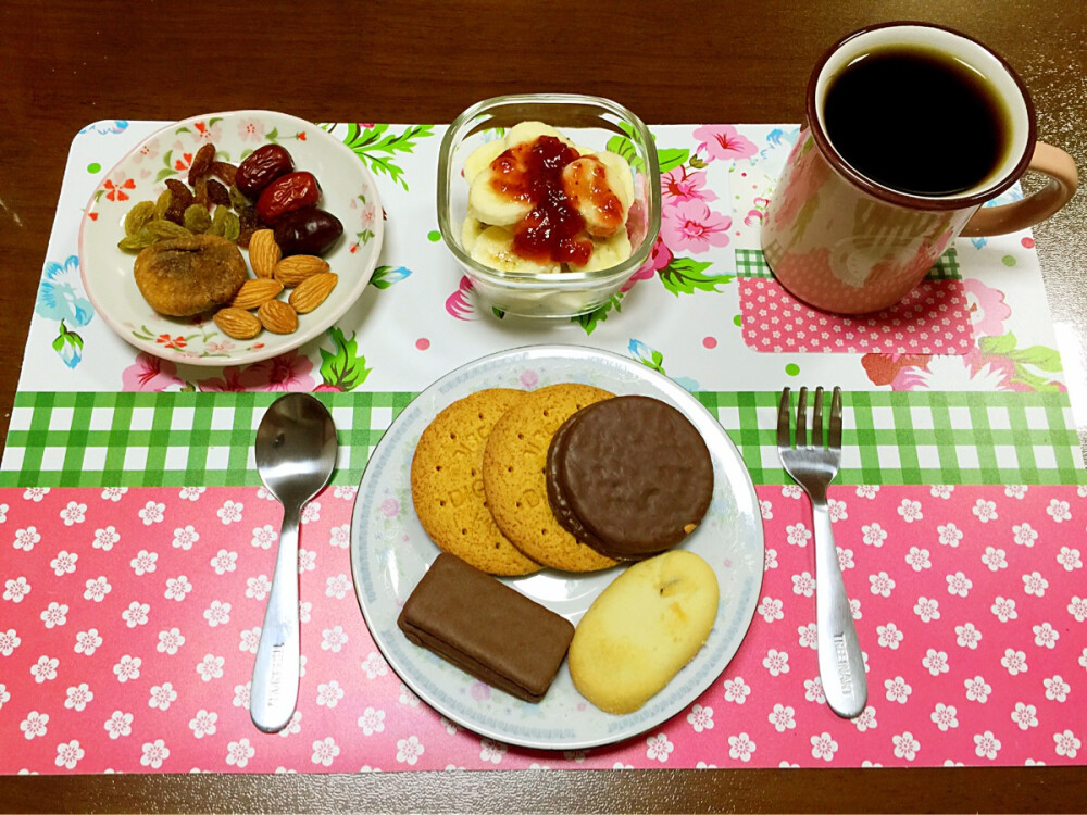 ☁️6月3日☁️早餐：缤纷饼干拼盘+香蕉片配草莓果酱+缤纷干果盘+黑咖啡