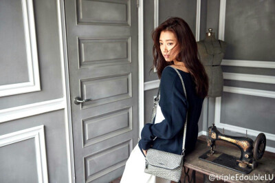 Bruno Magli 画报拍摄花絮图 #朴信惠女神# 清新的花美貌~