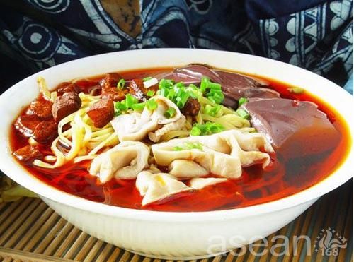  贵阳肠旺面主要产地贵阳。其面条用鸡蛋和面粉擀成，煮好面条后放入炖熟的猪肠片和老嫩适当的猪血旺，再加脆臊、红油、葱花、豆芽、豆腐等精细复杂的佐料，冲以骨头汤和鸡汤。汤鲜肠烂，臊脆不绵，油红不辣，满口飘香。 贵阳肠旺面由五部分组成：面条，肥肠，血旺，脆哨，鲜汤。面条内加鸡蛋精制，食不粘牙；肥肠同花椒，八角一起煨炖，老嫩适中；血旺由沸水烫熟，鲜滑细腻；脆哨经滚油炸成，松脆酥香；鲜汤由猪骨和鸡骨熬出，回味悠长。以5大件为本，再配以8种佐料，经由12道工序制成的肠旺面，辣而不猛，油而不腻，满口飘香。自清代同治年间问世以来，已成了贵阳地区极负盛名的一种小吃。美食http://ms.asean168.com