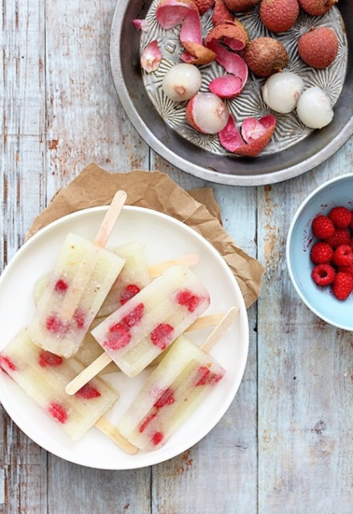 【荔枝桑葚冰棍】做法：荔枝加冰打成冰沙，加上桑葚冷冻就OK了！O(∩_∩)O喜欢甜的姑娘们可以加些糖或者蜂蜜哦！