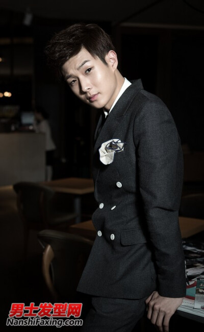 崔宇植（최우식），1990年3月26日出生，韩国男演员