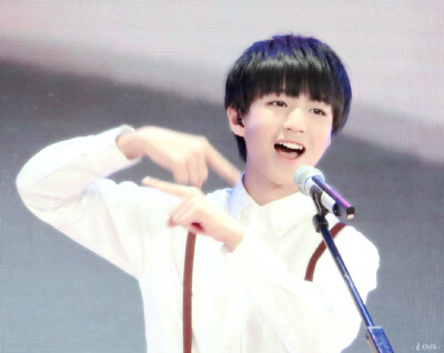 #王俊凯##TFBOYS王俊凯##TFBOYS# 150528六一晚会 cr 打过卷儿的王妮妮