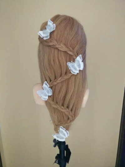 这款发型比较适合长发，编出来很漂亮