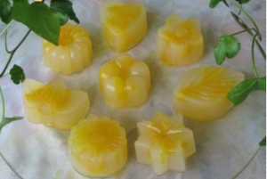 =鲜橙蜂蜜凉糕= 【材料】橙子，蜂蜜，琼脂，清水。 【做法】提前一小时将琼脂用水泡软，新橙去皮去膜，取果肉掰碎。将泡软的琼脂和水烧开，转小火熬制15分钟使其融化；在熬制中要不断搅拌以防止粘锅，直至完全溶解后关火；稍微冷却一会儿，加入橙子果肉和蜂蜜拌匀，到入模具冷却，凝冻后放冰箱冷藏即可。