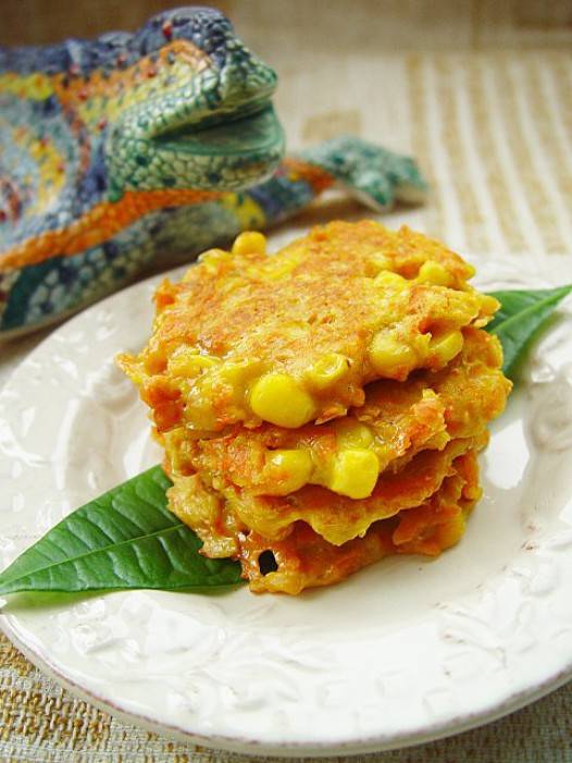  【胡萝卜早餐饼】1.鸡蛋打散，加入少许面粉和牛奶，调入盐和白胡椒粉，搅拌成糊；2.胡萝卜擦丝，用油煸炒软；3.将胡萝卜丝和玉米倒入拌好的蛋糊里；4.锅里倒入少许油，将饼糊用勺子盛到锅上，整理出小圆饼的形状，以小火煎熟即可~