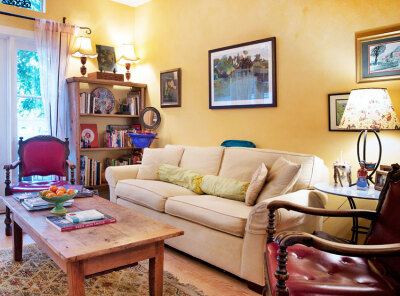  对采光不是很好的客厅来说，米黄色系要比白色更显亮一些，也会更温暖些。如这套搭配中用黄色墙面搭配米色沙发，以及不同色深的家具是不错的选择。这种色调的空间适合暖光源，光源相对分散些尤佳哦~ 搭配来自：nuanj…
