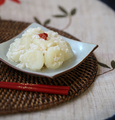 =醪糟醉马蹄= 【原料】马蹄，醪糟，冰糖，枸杞。 【做法】 马蹄清洗干净后去皮放入锅中，水可以多放一些。水煮开后放入冰糖和冲洗过的枸杞一起中火煮十分钟左右。将煮好的马蹄捞出放入一个干净的保鲜盒中。稍晾凉后盛入四五勺醪糟。盖上保险盖放到冰箱里冷藏至少两小时以上，能过夜最好。via：潘潘猫