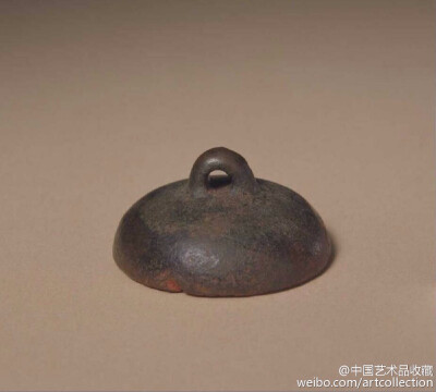 【 战国·楚 铜鼻钮“埶关”鉨 】直径3.3cm、通高1.1cm，北京故宫博物院藏。 鉨铜铸，鼻钮，鉨面圆形，有阴线边栏。鉨文为战国古文字体，白文，右起横读。鉨文字形线条流畅，结体秀逸，颇有后世毛笔书写之意韵。此鉨…