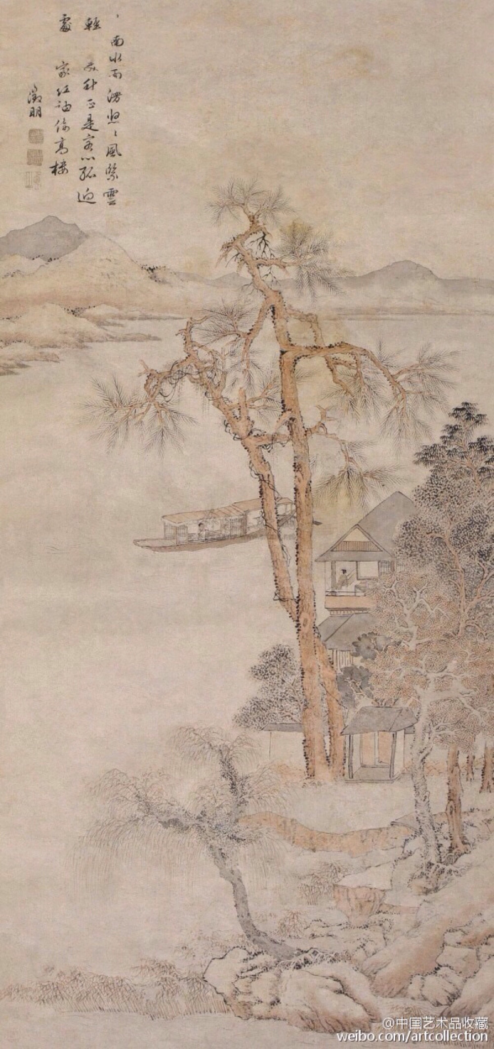 【 明 文徵明 《江湖泛舟图》 】立轴，纸本设色，108×51cm。 此幅作品刻画较繁，为全景布局，重山峦回，层峦叠嶂，山复水环，境界深幽，景物繁密，高远取景，并以细密繁复的点线组成，施以淡墨淡彩，作到深厚滋华的艺术效果。纵观全局，画风质朴，笔细苍劲，清秀爽利，设色淡雅，有独得之妙。