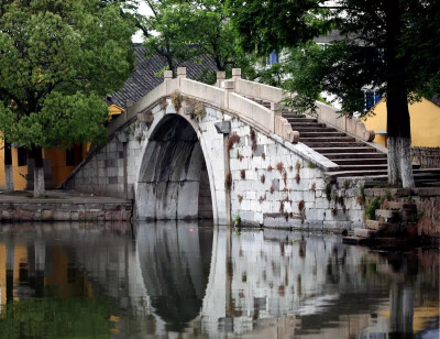  金泽镇位于风景秀丽的淀山湖畔，是上海的西大门。风景秀丽，空气清新，历史悠久，人文景观诸多，是典型的江南水乡古镇，享有“江南第一桥乡”的美誉。据史料记载，金泽原有“六观、一塔、十三坊、四十二虹桥”，且…