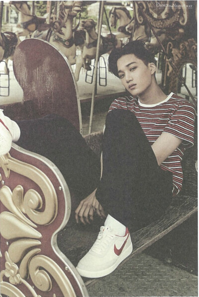 EXO 金钟仁 Kai #Love Me Right 专辑内页扫图