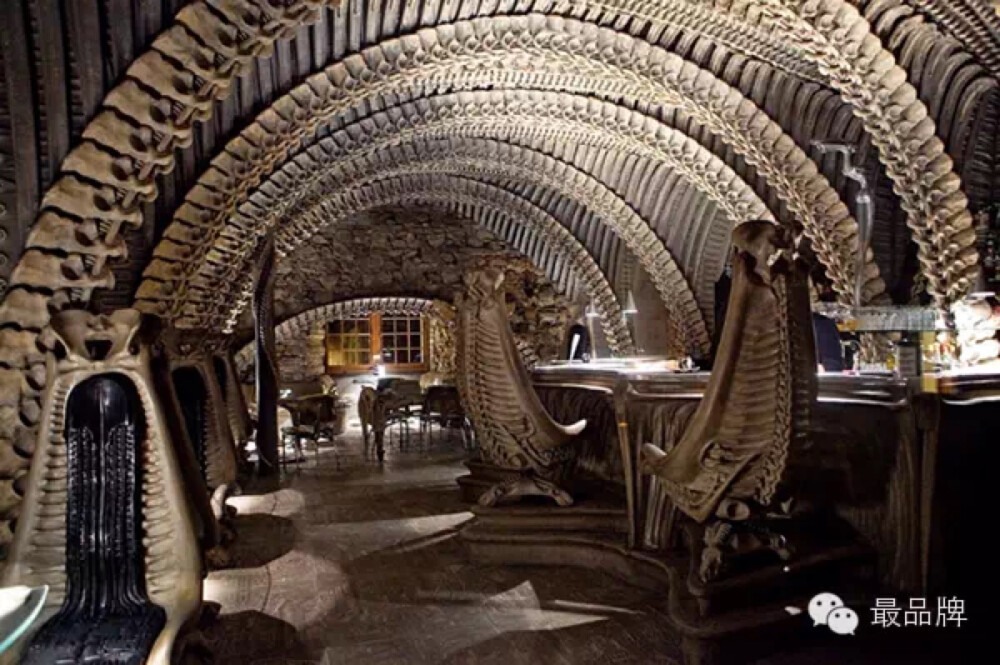 ▲H.R. Giger Museum Bar,Gruyères, Switzerland光看照片就知道不簡單，這間由異型之父 Hans Rudolf Giger 所設計的咖啡廳，就座落在他的家鄉：瑞士裡，裡面充滿《異形》的元素，有點昏暗的酒吧內，充斥著滿滿的脊椎與肋骨，加上特別設計的高聳椅背座椅，就像被外星人包圍著，對於喜歡《異形》電影的人來說，這間店肯定是這輩子必去的吧！