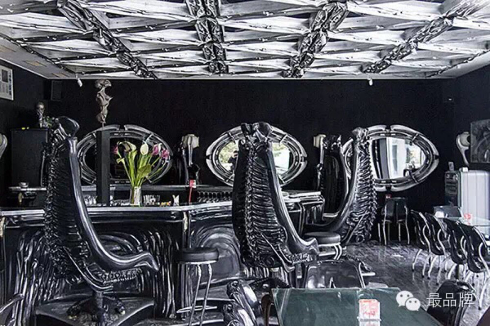 ▲H.R. Giger Museum Bar,Gruyères, Switzerland光看照片就知道不簡單，這間由異型之父 Hans Rudolf Giger 所設計的咖啡廳，就座落在他的家鄉：瑞士裡，裡面充滿《異形》的元素，有點昏暗的酒吧內，充斥著滿滿的脊椎與肋骨，加上特別設計的高聳椅背座椅，就像被外星人包圍著，對於喜歡《異形》電影的人來說，這間店肯定是這輩子必去的吧！