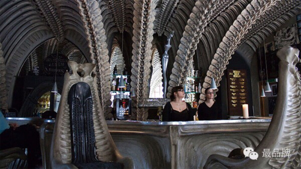 ▲H.R. Giger Museum Bar,Gruyères, Switzerland光看照片就知道不簡單，這間由異型之父 Hans Rudolf Giger 所設計的咖啡廳，就座落在他的家鄉：瑞士裡，裡面充滿《異形》的元素，有點昏暗的酒吧內，充斥著滿滿的脊椎與肋骨，加上特別設計的高聳椅背座椅，就像被外星人包圍著，對於喜歡《異形》電影的人來說，這間店肯定是這輩子必去的吧！