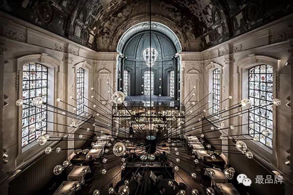 ▲The Jane Restaurant In A Renovated Church, Antwerp, Belgium坐落在 Antwerp 的舊軍醫院附設禮拜堂內的這間餐廳，完全襯托了餐廳裡時髦又不失傳統的飲食風格，整間餐廳保留了舊教堂原始的建築結構，有點斑駁的天花板和彩色玻璃窗，仔細一看發現上面滿滿的刀叉匙的圖案，超有巧思，更值得一提的就是天花板的主燈，由 150 根支架組合而成，視覺上超級誇張，有點像是聖光一樣在餐廳的正中央。