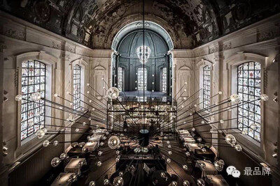 ▲The Jane Restaurant In A Renovated Church, Antwerp, Belgium坐落在 Antwerp 的舊軍醫院附設禮拜堂內的這間餐廳，完全襯托了餐廳裡時髦又不失傳統的飲食風格，整間餐廳保留了舊教堂原始的建築結構，有點斑駁的天…