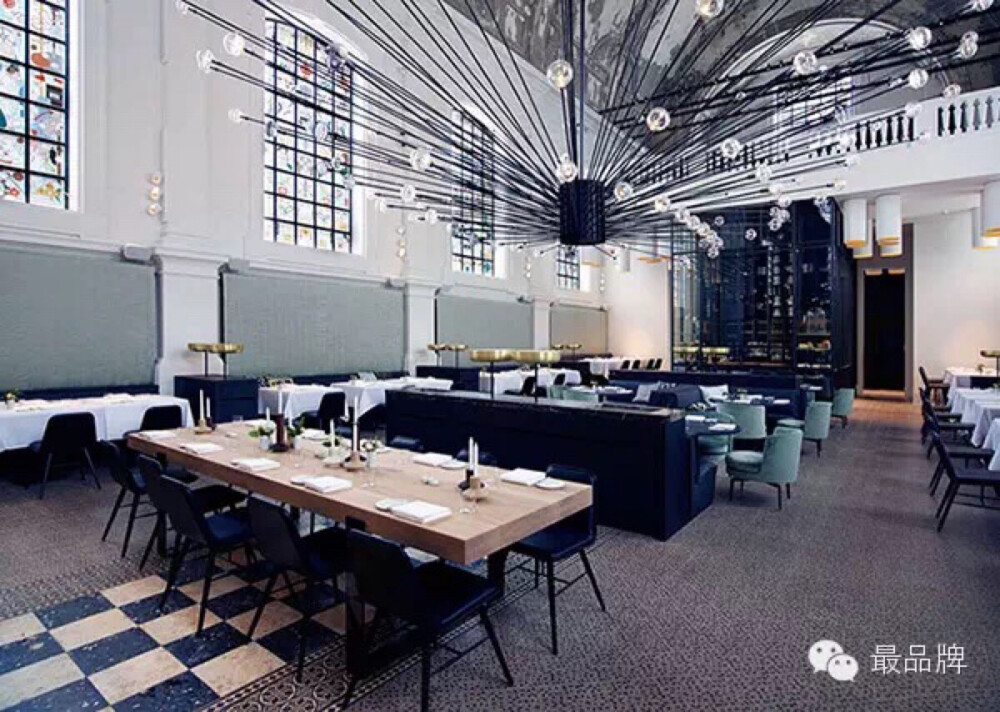 ▲The Jane Restaurant In A Renovated Church, Antwerp, Belgium坐落在 Antwerp 的舊軍醫院附設禮拜堂內的這間餐廳，完全襯托了餐廳裡時髦又不失傳統的飲食風格，整間餐廳保留了舊教堂原始的建築結構，有點斑駁的天花板和彩色玻璃窗，仔細一看發現上面滿滿的刀叉匙的圖案，超有巧思，更值得一提的就是天花板的主燈，由 150 根支架組合而成，視覺上超級誇張，有點像是聖光一樣在餐廳的正中央。