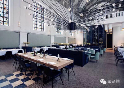 ▲The Jane Restaurant In A Renovated Church, Antwerp, Belgium坐落在 Antwerp 的舊軍醫院附設禮拜堂內的這間餐廳，完全襯托了餐廳裡時髦又不失傳統的飲食風格，整間餐廳保留了舊教堂原始的建築結構，有點斑駁的天…