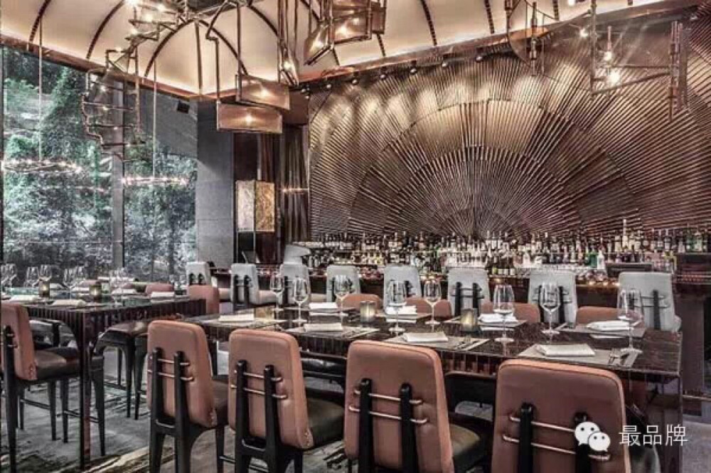 ▲Ammo Restaurant, Hong Kong, China霓虹燈、老舊擁擠的香港，突然出現了一間非常金碧輝煌的餐廳 Ammo，原址本來是 19 世紀英國軍火庫，之後由紐約的著名設計師 Tod Williams、Billie Tsien 共同聯手翻新設計，銅質蜿蜒吊燈設計，企圖營造出工廠與軍事基地的氛圍。