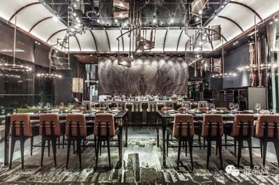 ▲Ammo Restaurant, Hong Kong, China霓虹燈、老舊擁擠的香港，突然出現(xiàn)了一間非常金碧輝煌的餐廳 Ammo，原址本來是 19 世紀(jì)英國軍火庫，之後由紐約的著名設(shè)計(jì)師 Tod Williams、Billie Tsien 共同聯(lián)手翻新設(shè)計(jì)，銅質(zhì)…