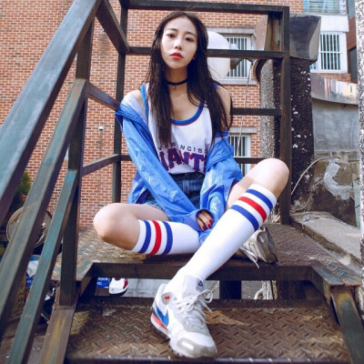 运动长发女生头像 夏季运动搭配 蓝色防雨服外套牛仔短裤篮球服兰红条白色筒袜Nike运动鞋