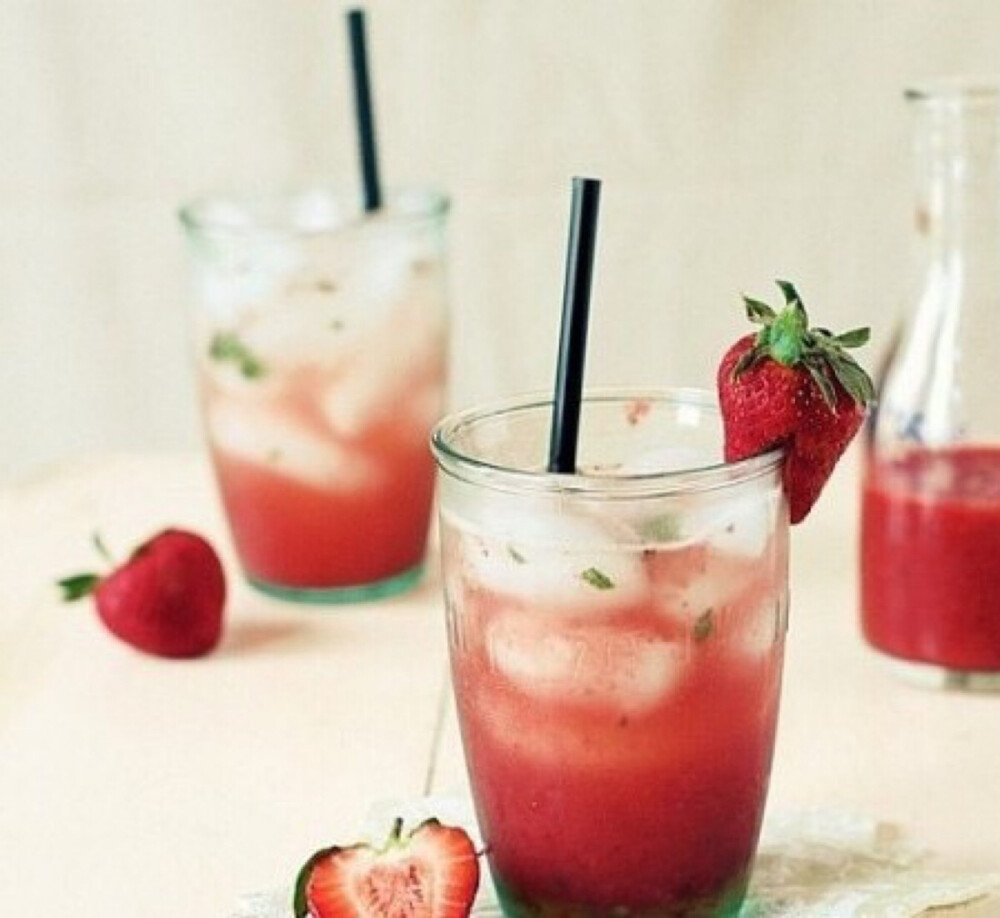 草莓石榴汁:将草莓洗净去蒂,石榴去皮取籽 2.