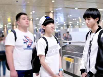 TFBOYS王源 150516重庆赴首尔 cr:然而傲天姐姐并不想努力